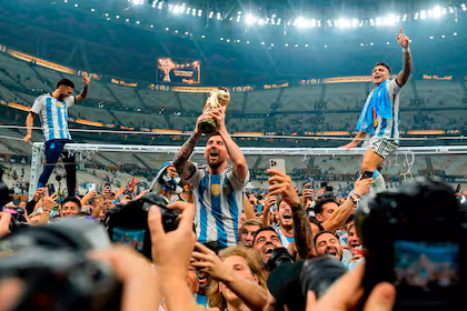 Leo Messi, en el estadio Lusail, encumbrando el trofeo del Mundial 2022, en Qatar, el día que rompió el embrujo 