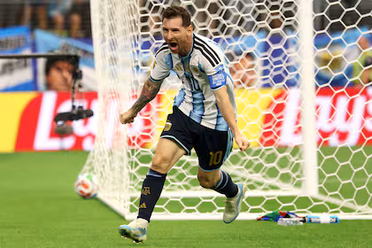 Leo Messi, que hoy cumple 39 años, está brillando en el Mundial: aquí, celebrando su segundo gol ante Austria, el lunes pasado en Dallas