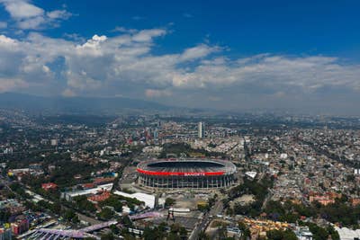 How do England prepare for playing at altitude against Mexico?