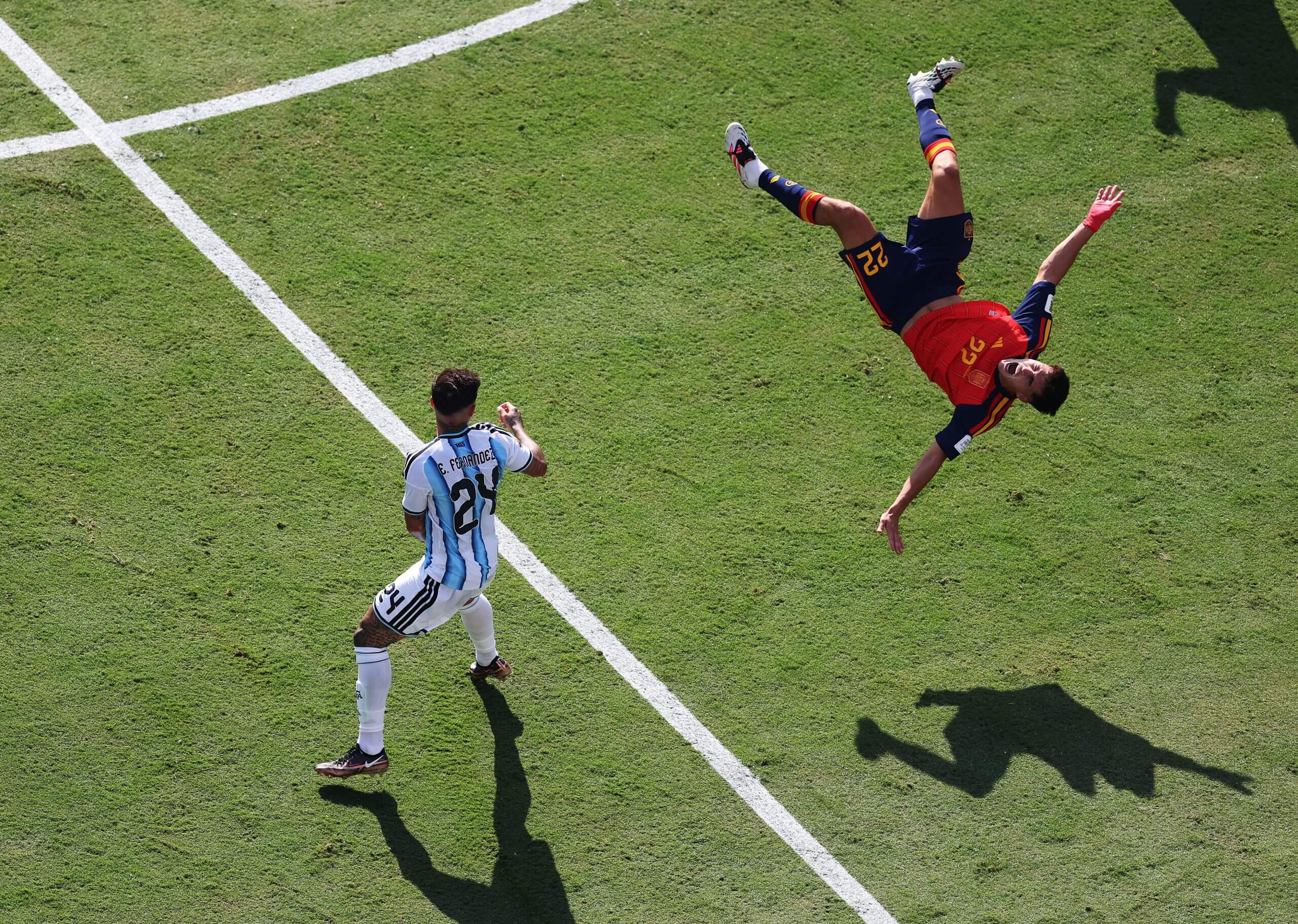 Enzo Fernandez sends Pau Cubarsi flying