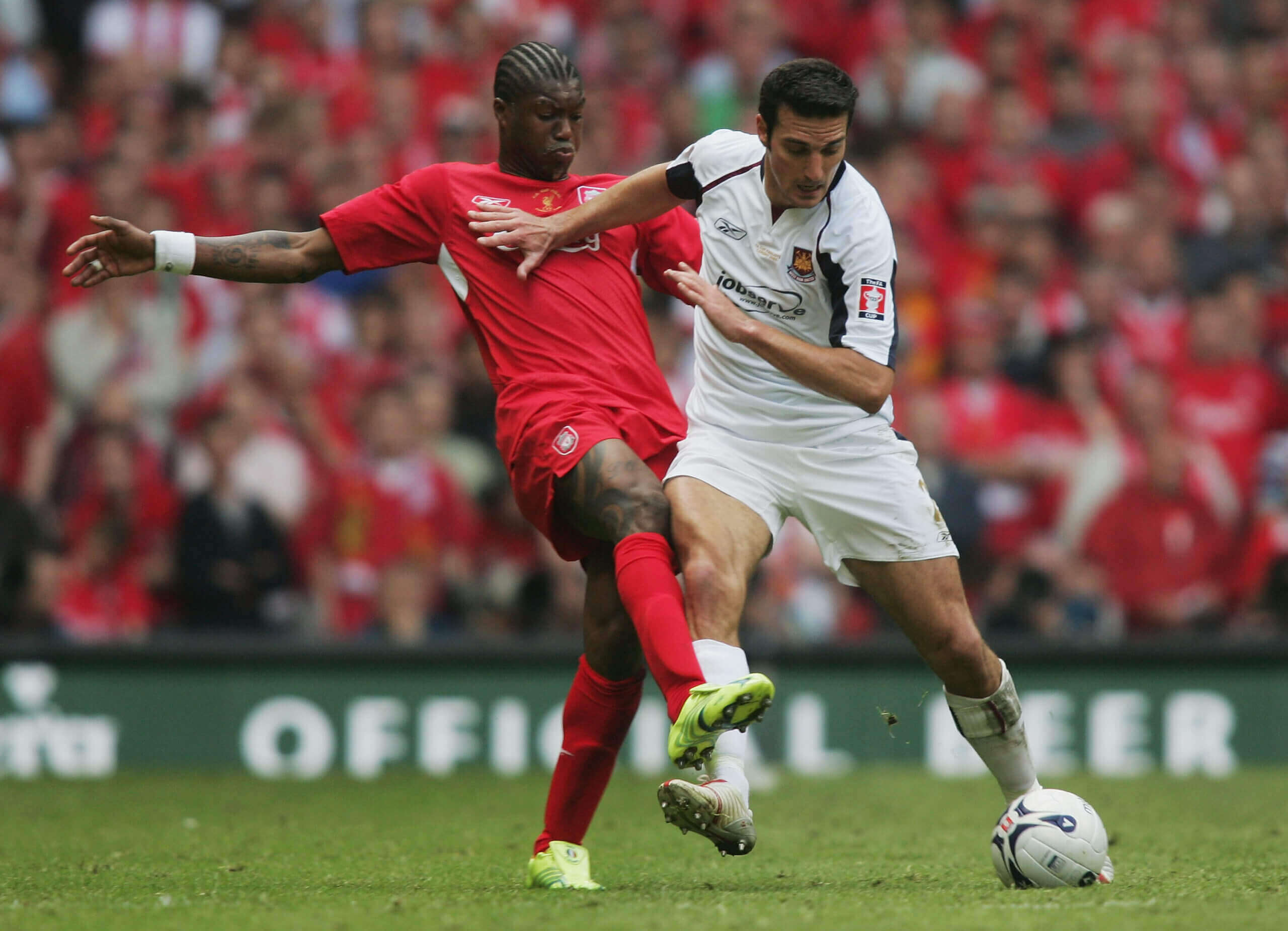 West Ham's Lionel Scaloni jostles for the ball with Liverpool's Djibril Cisse in the 2006 FA Cup final
