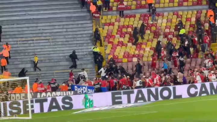 Los videos filmados por personas que se encontraban en el estadio muestran lanzamientos de proyectiles, enfrentamientos con la policía y corridas por las tribunas