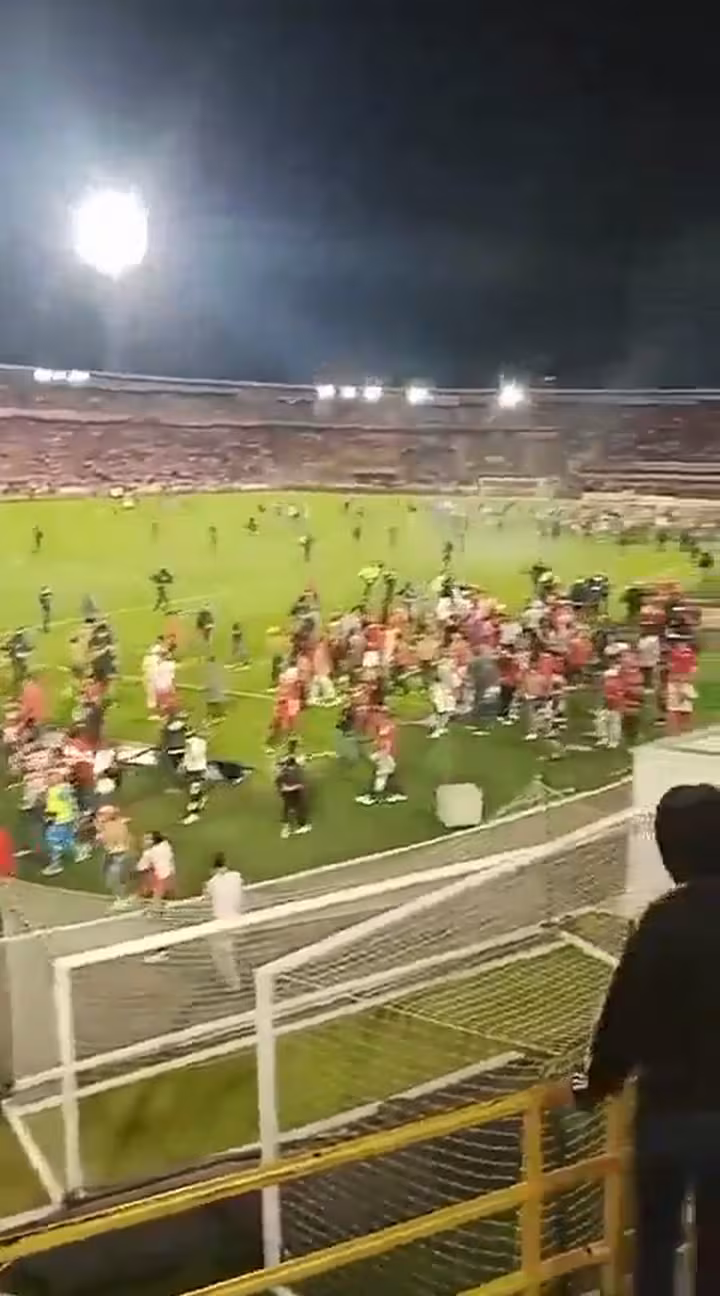 En algunas de las filmaciones que circulan en redes sociales se puede ver a una gran cantidad de hinchas en el campo de juego