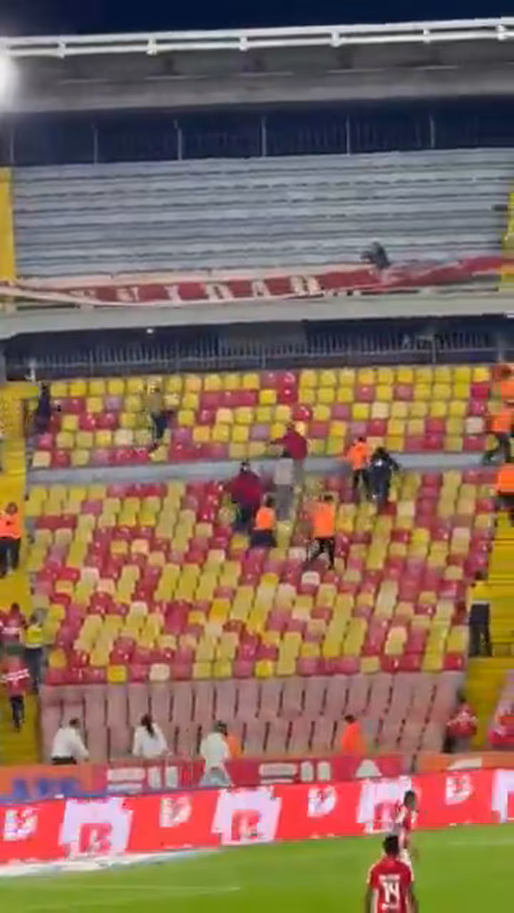 La policía intentó disipar los cruces que se registraron entre hinchas de ambas parcialidades