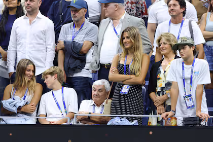 Los cuatro hijos de Federer, su papá Robert y su mamá Lynette, en la primera final del Arthur Ashe