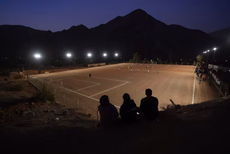 La cancha Diego Armando Maradona con la iluminación instalada