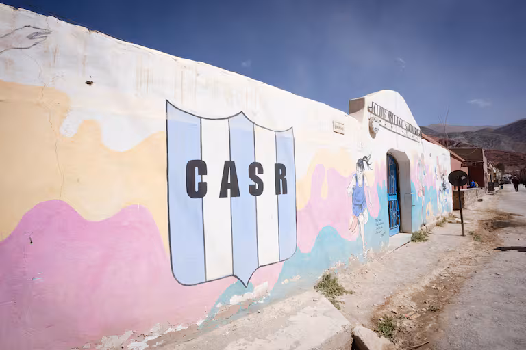 El escudo del Club Atlético Santa Rosa pintado en su puerta de entrada