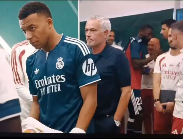 El momento en el que los jugadores de Real Madrid se pusieron la remera